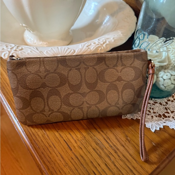 Coach - Picture 2 of 6